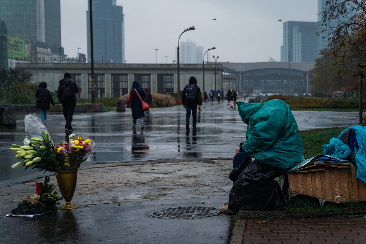 cytat na dziś - "Daw­ne człe­ka pa­no­wa­nie, Nie wy­nisz­czo­ne do koń­ca!... Zo­sta­ło mu uży­wa­nie Wol­ne po­wietrza i słoń­ca. Resz­tę lę­ka­mi twar­de­mi Dała moż­nym prze­moc krwa­wa! Na cóż mię było na zie­mi, Gdy nic do niej nie mam pra­wa? Pta­stwo wol­no prze­la­tu­je, I wy­ży­wia się z tej niwy; Tu ro­bak część swą znaj­du­je, Wziął, wie­le chciał, zwierz pierz­chli­wy! Ja rów­nym człe­kiem stwo­rzo­ny, Próż­no po­kar­mu wy­zie­ram, Na buj­ne pa­trzę za­go­ny, I z gło­du przy nich umie­ram. Oto tłum lu­dzi i koni Przydróżne zbo­że wy­tła­cza; Szum się po po­wietrzu goni! Wozy to idą bo­ga­cza. On, nad in­nych roz­tar­gniony, Z gorą­cem, z py­łem się bie­dzi Chmurą prochu oto­czo­ny, Że go i nie­bo nie wi­dzi! Po­chleb­ca go fał­szem tru­je! Co zja­dło me wy­ży­wie­nie, Na ręku przed nim pia­stu­je Ulu­bio­ne pań­skie szcze­nię. Bo­gacz mym gło­sem zwró­co­ny, Na tę stro­nę gło­wą ski­nął, Gdzie ja leżę za­po­mnio­ny! Wi­dział ka­le­kę, i mi­nął. Boże! Przy mem pra­wie sto­ję, Zwę Cię Oj­cem ze wszyst­kie­mi: Nie wi­dzisz!... Ja, dziec­ko two­je, Po­nie­wie­ram się po zie­mi! Już mi się oczy stę­pi­ły, Próżno le­jąc łzy co­dzien­ne: Nie­ba się z zie­mią zmó­wi­ły, I sta­ły mi się ka­mien­ne!... Nic mię w tem ży­ciu nie cie­szy, Wszyst­ko mija mą kol­eję Śmierć się tyl­ko ku mnie śpie­szy, Za rękę wio­dąc na­dzie­ję". F. Karpiński "Żebrak przy drodze"