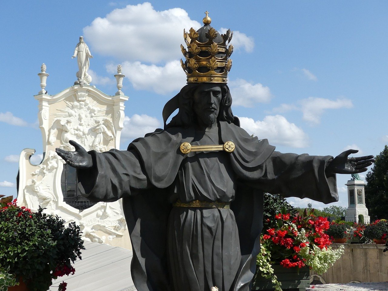 cytat na dziś - "Bóg nad swym ludem zmiłował się I Zbawiciela nam zesłał. Miłość nam daje, usuwa grzech, Prowadzi w bramy Królestwa. Chryste króluj, Chryste zwyciężaj, Swoją miłość odnów w nas. Miłość Chrystusa przemienia świat Wyznacza szlaki wciąż nowe. Kruszy nienawiść, wprowadza ład, Jednoczy z ludźmi i z Bogiem. Chryste króluj, Chryste zwyciężaj, Swoją miłość odnów w nas. W miłości swojej zachowaj nas Chryste, Zwycięzco i Panie, Niech upragniony nadejdzie czas Odnowy i Pojednania. Chryste króluj, Chryste zwyciężaj, Swoją miłość odnów w nas. Na straży Bogu oddanych serc Matka Kościoła trwa wiernie. W Jej dłonie złóżmy nadzieje swe A Ona wspierać nas będzie. Chryste króluj, Chryste zwyciężaj, Swoją miłość odnów w nas". W. Kądziela