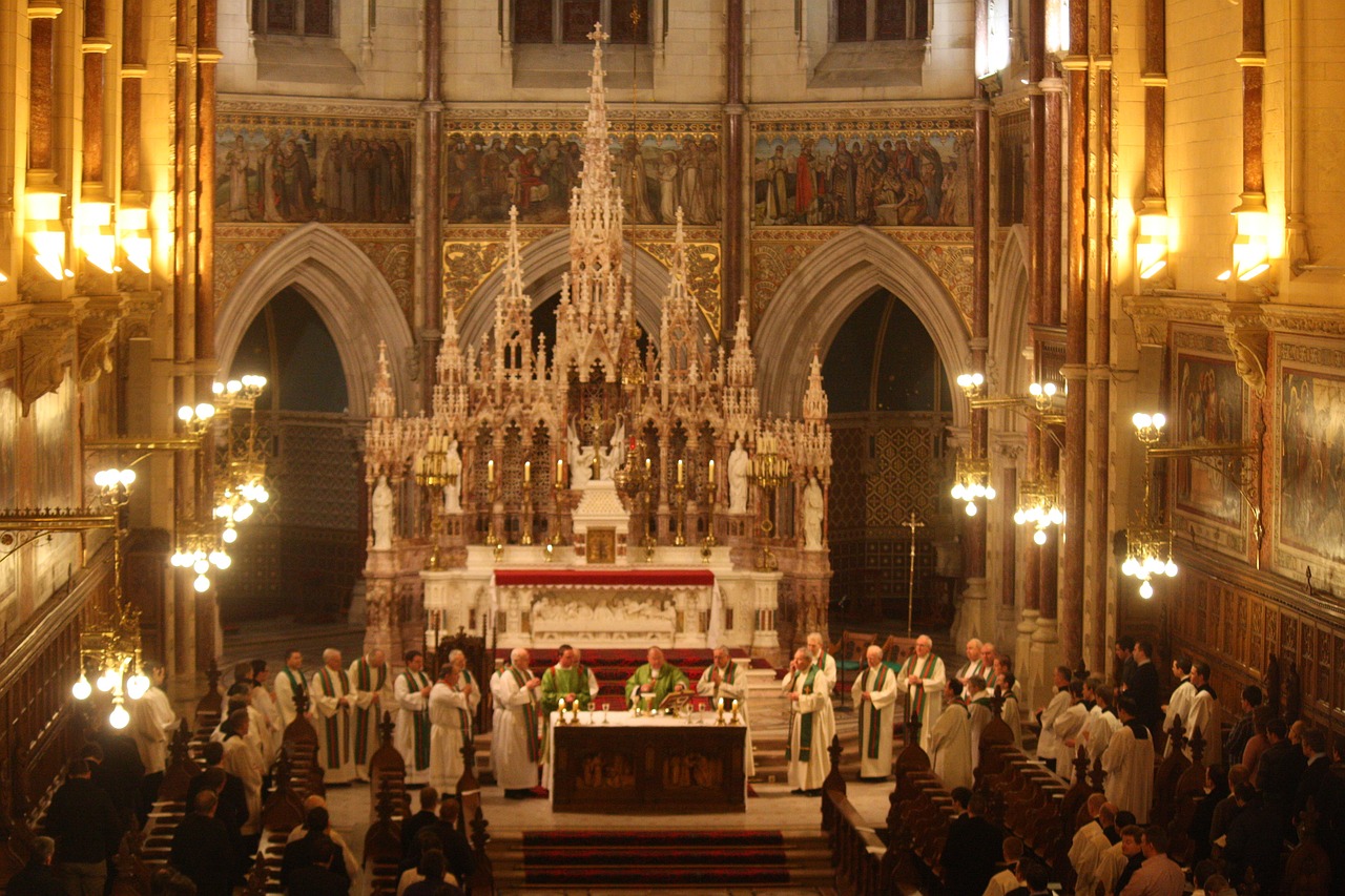 cytat na dziś - "We wszystkim, co odnosi się do Eucharystii, powinno być zachowane wyczucie piękna. «Liturgia bowiem, jak i zresztą Objawienie chrześcijańskie, ma wewnętrzny związek z pięknem: jest veritatis splendor. (...) Prawdziwym pięknem jest miłość Boga, który definitywnie objawia sięnam w tajemnicy paschalnej. Piękno liturgii jest częścią tej tajemnicy; ona jest najwyższym wyrazem chwały Bożej i stanowi, w pewnym sensie, otwarcie się Nieba ku ziemi. Pamiątka odkupieńczej ofiary niesie w sobie ślady tego piękna Jezusa (...). Piękno nie jest więc jedynie czynnikiem dekoracyjnym liturgii; ono jest jej elementem konstytutywnym, gdyż jest atrybutem samego Boga i Jego Objawienia». Dbałość o ukazanie tego piękna jest węc oddaniem czci Bogu i zarazem istotnym elementem duchowości eucharystycznej". B. Juszkiewicz-Bednarczyk OCDS "Eucharystia - centrum życia chrześcijańskiego (duchowość Eucharystii)" w: "Zaproszenie na Górę Karmel" t. 3 "Przyrzeczenia"