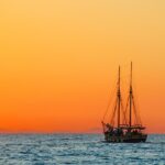 Jeśli chcesz zbudować okręt cytat na dziś - "Jeśli chcesz zbudować okręt, to nie zwołuj ludzi po to, aby zebrać budulec, przygotować narzędzia i przydzielić pracę, ale naucz ich tęsknoty do dalekiego bezkresnego morza". A. de Saint-Exupery