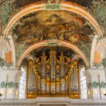 cytat na dziś - "Na tym bowiem polega znaczenie muzyki sakralnej w tak wzniosłym jej zadaniu, że upiększa i przyozdabia swymi przepięknymi melodiami głosy zarówno kapłana, sprawującego świętą Ofiarę, jak i ludu chrześcijańskiego, oddającego chwałę Najświętszemu Bogu, że umysły wiernych swą dziwną siłą i wrodzoną mocą porywa do Boga, liturgiczne modły wspólnoty chrześcijańskiej czyni żywszymi i gorętszymi, dzięki czemu wszyscy mogą żarliwiej, mocniej i skuteczniej uwielbiać Boga w Trójcy Świętej Jedynego i prosić Go o łaski". papież Pius XII, Encyklika do biskupów oraz innych ordynariuszy o muzyce kościelnej Musicae sacrae disciplina