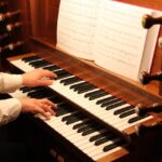 cytat na dziś - "Ten zaś artysta, który sam jest prawdziwie wierzący i prowadzi życie godne chrześcijanina, pod wpływem ożywiającej go miłości Bożej, posługując się danymi przez Stwórcę uzdolnieniami, będzie chciał i potrafił barwami, liniami, dźwiękami i pieśniami tak umiejętnie, słodko i wdzięcznie wyrazić wyznawaną przez siebie prawdę i żywioną pobożność, że samo uprawianie sztuki będzie dla niego życiem z wiary i oddawaniem czci Bogu, a lud będzie nadzwyczajnie pobudzać i zapalać do wyznawania wiary i prowadzenia pobożnego życia. Takich artystów Kościół zawsze poważał i nadal będzie cenić; otwiera im na oścież podwoje swych świątyń, przyjmując z życzliwością cenny ich wkład, jaki doń wnoszą swoją działalnością artystyczną, dzięki czemu może on skuteczniej sprawować swój urząd apostolski". papież Pius XII, Encyklika do biskupów oraz innych ordynariuszy o muzyce kościelnej Musicae sacrae disciplina