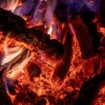 cytat na dziś - "Pan Bóg nie domaga się niczego ode mnie... Początkowo wymagał nieskończonego mnóstwa rzeczy. Myślałam przez pewien czas, że skoro Jezus teraz niczego nie żąda, to powinnam zachowywać ciszę wewnętrzną, trwać w pokoju i miłości, czynić to tylko, czego się domagał ode mnie... Ale otrzymałam światło. Święta Teresa mówi, że miłość trzeba podtrzymywać. Nie mamy drewna pod ręką, gdy otaczają nas ciemności, oschłości, ale czyż nie jesteśmy przynajmniej obowiązane dorzucać drobne słomki? Jezus jest wprawdzie aż nadto potężny, aby sam podsycał płomień, jednak jest zadowolony, gdy widzi, że i my także staramy się dodać paliwa. Jest to objaw delikatności, który Mu sprawia przyjemność, i wtedy On dorzuca do ognia wiele drewna; my tego nie widzimy, ale odczuwamy siłę i żar Miłości". św. Teresa od Dzieciątka Jezus, list 143 do Celiny