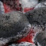 cytat na dziś - "Doświadczyłam tego; gdy nic nie czuję, gdy jestem NIEZDOLNA DO MODLITWY, do praktykowania cnót; jest to właśnie chwila stosowna, aby szukać drobnych okazji, tych nic, które cieszą Jezusa, i to cieszą bardziej niż władztwo świata, a nawet bardziej niż męczeństwo ofiarnie zniesione, na przykład uśmiech, miłe słowo, wypowiedziane wtedy, gdy miało by się ochotę milczeć albo okazać znudzenie, etc., etc. Najdroższa moja Celino, czy rozumiesz? Nie dlatego, żeby zgotować sobie koronę, zyskać zasługi, ale tylko, by Jezusowi sprawić przyjemność... Gdy nie mam sposobności, to przynajmniej mówię Mu często, że Go kocham; to nic trudnego, a podtrzymuje ogień. CHOCIAŻBY się zdawało, że zgasł ten płomień miłości, chciałabym rzucać cokolwiek, a Jezus potrafiłby rozpalić go na nowo". św. Teresa od Dzieciątka Jezus, list 143 do Celiny