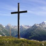 cytat na dziś - "Pytasz mnie: «Dlaczego ten drewniany krzyż?». - Więc przepiszę ci słowa pewnego listu: «Gdy podnoszę oczy znad mikroskopu, mój wzrok pada na czarny, pusty krzyż. Ten krzyż bez Ukrzyżowanego - to symbol. Posiada znaczenie, którego inni nie dostrzegają. I ten, który z powodu zmęczenia zamierzał przerwać zajęcie, na nowo pochyla się nad okularem i pracuje dalej. Bo ten samotny krzyż prosi o ramiona, które by go niosły»". św. J. Escriva "Droga"