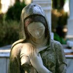 Uciekajcie się do Niej we wszystkich waszych uciskach cytat na dziś - "Uciekajcie się do Niej we wszystkich waszych uciskach, a mogąc u Syna wszystko uprosić, we wszystkich waszych pokusach niech będzie waszą ucieczką, waszem wsparciem i waszą pociechą. Główną jednak łaską, o którą Ją prosić macie, niech będzie pokora; poznawajcie prośbę o nią, dopóki jej nie otrzymacie. Nie bójcie się Jej naprzykrzać; Ona lubi to naprzykrzanie się, gdy idzie o zbawienie dusz waszych i o to, abyście się stali milszymi Jej Boskiemu Synowi; a w końcu, aby Ją tem mocniej zniewolić do tego, aby się przychyliła do żądania waszego, proście Ją przez Jej pokorę, przez którą otrzymała godność Matki Bożej, i zarazem proście Ją przez to Jej Boskie macierzyństwo, które było owocem niewypowiedzianym Jej pokory". Dom Sans od św. Katarzyny "Złota książeczka o praktyce pokory", LVI